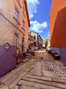Straßensicht offenes Tor
