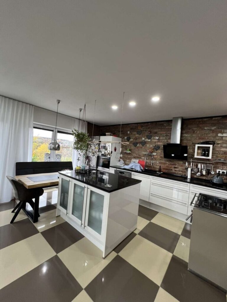 Küchen- und Essbereich