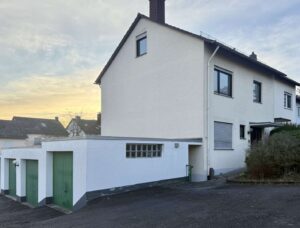 Haus nordöstlich samt Garagen