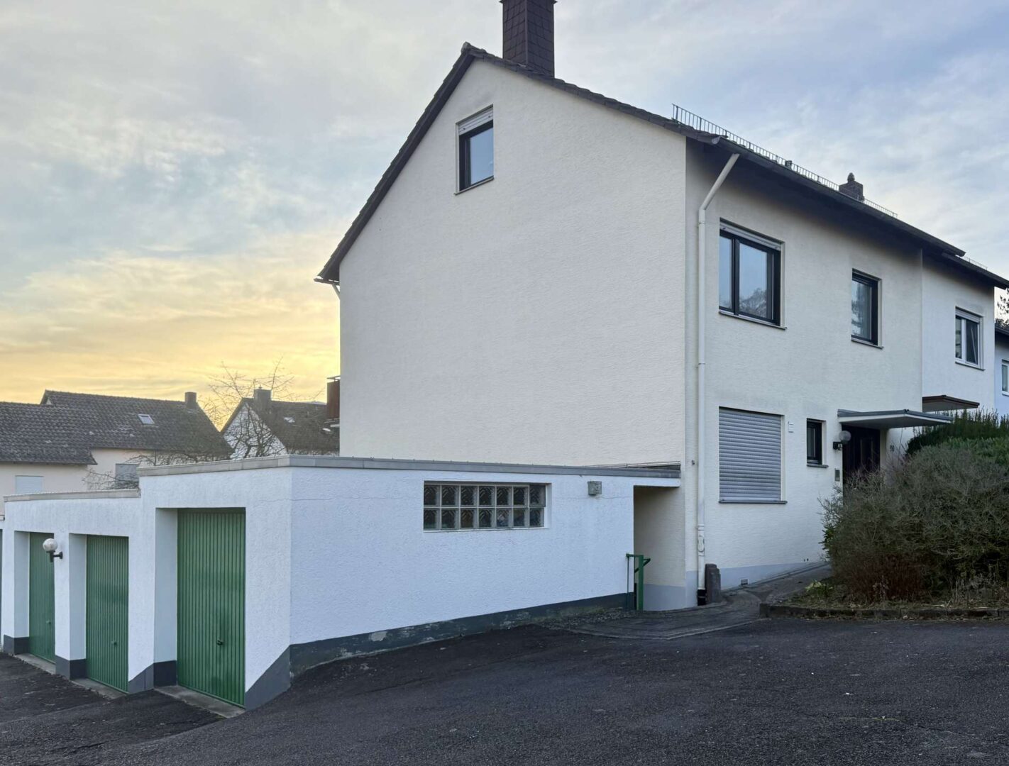 Haus nordöstlich samt Garagen