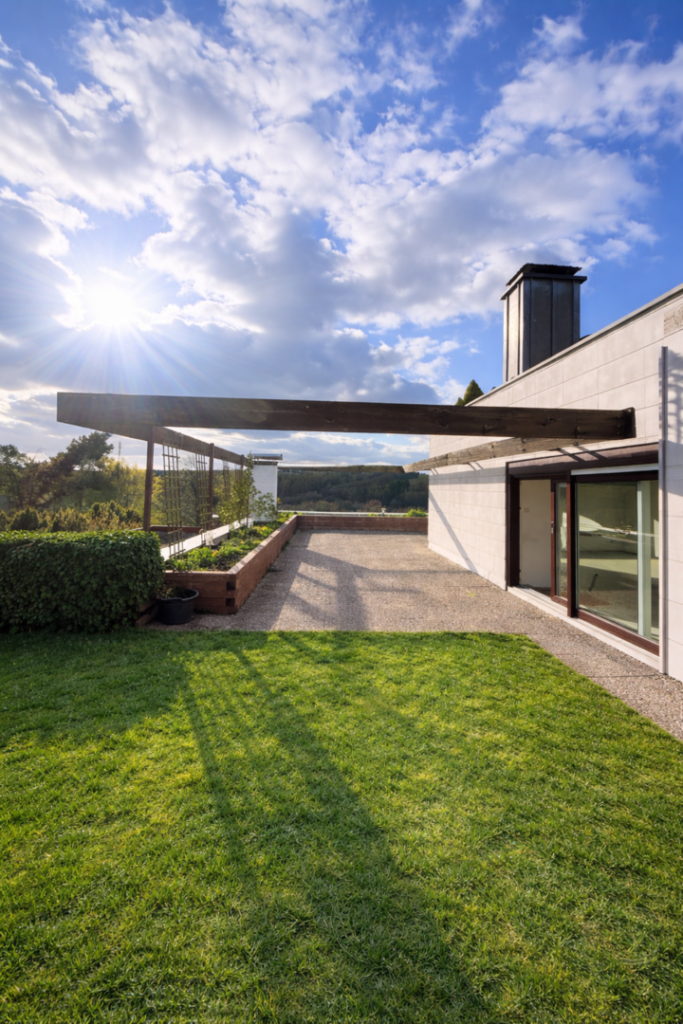 Rasenfläche mit Blick zur Terrasse