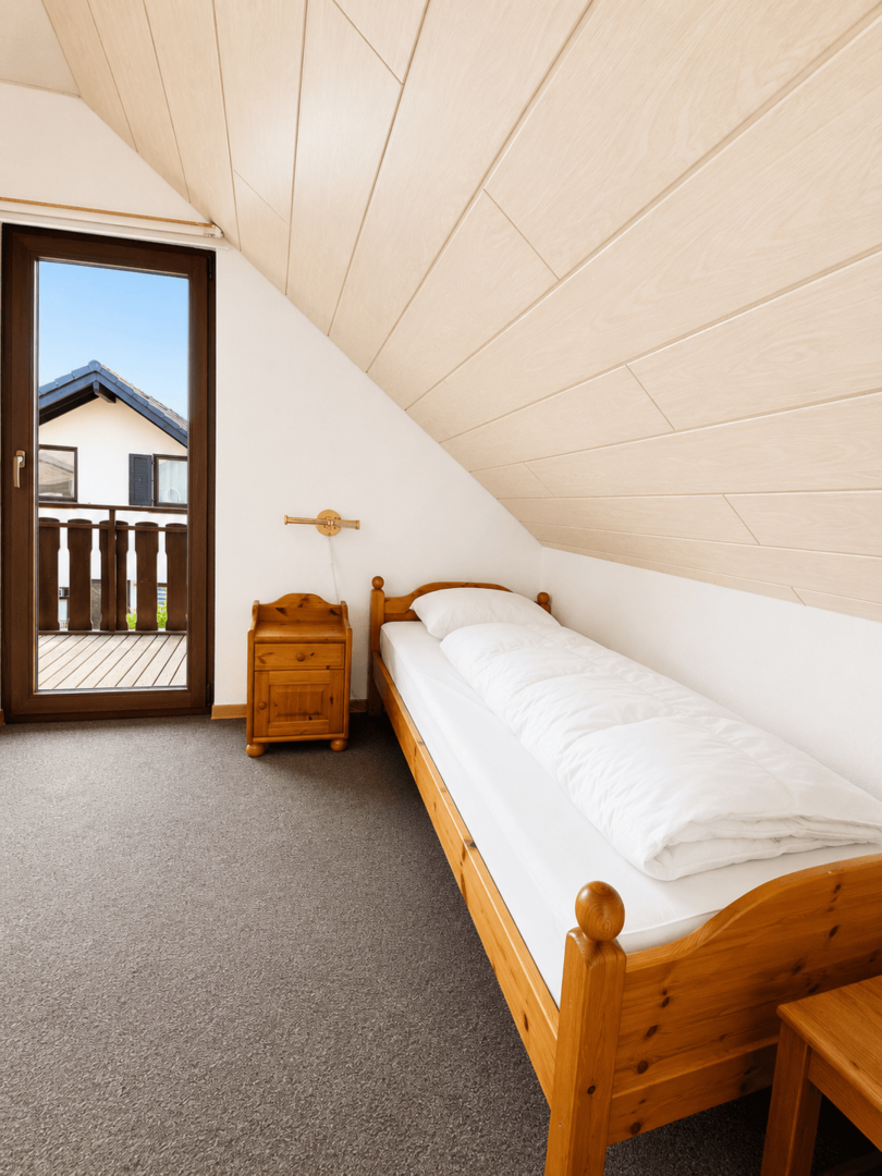 Einbettzimmer + Balkon OG