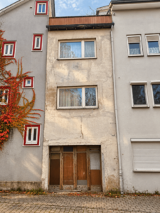 Hausrückseite mit Garage