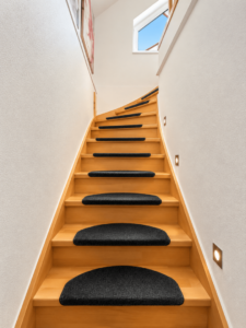 Maisonette-Treppe OG zum DG